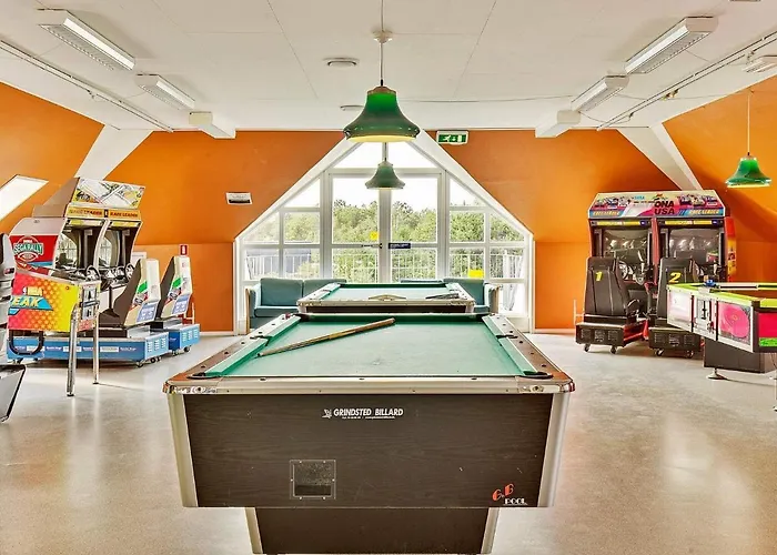 6 Person In Romo-by Traum